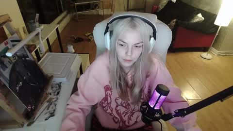 Snapshot of tinykylie chatting on 02.01.25 stage Kylie Sinner brand CLITBAIT online show from 02.01.25