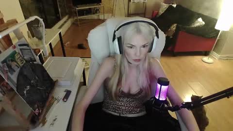 Snapshot of tinykylie chatting on 02.02.25 stage Kylie Sinner brand CLITBAIT online show from 02.02.25