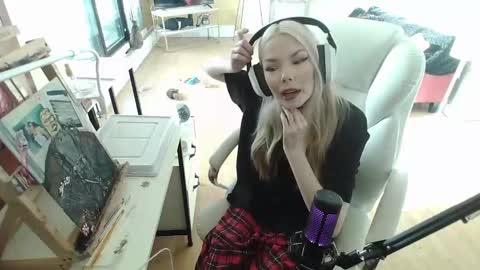 Snapshot of tinykylie chatting on 02.02.25 stage Kylie Sinner brand CLITBAIT online show from 02.02.25