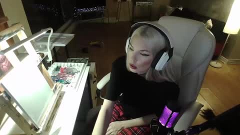 Snapshot of tinykylie chatting on 02.02.25 stage Kylie Sinner brand CLITBAIT online show from 02.02.25