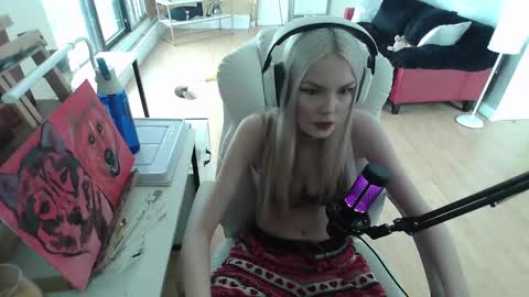 Snapshot of tinykylie chatting on 02.03.25 stage Kylie Sinner brand CLITBAIT online show from 02.03.25