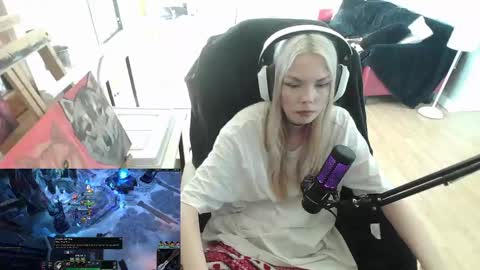 Snapshot of tinykylie chatting on 02.04.25 stage Kylie Sinner brand CLITBAIT online show from 02.04.25
