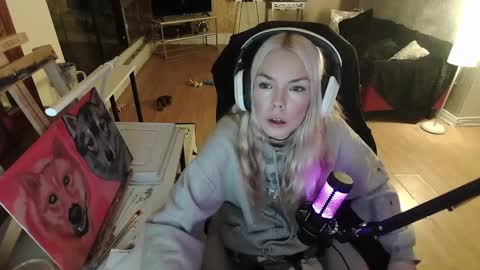Snapshot of tinykylie chatting on 02.05.25 stage Kylie Sinner brand CLITBAIT online show from 02.05.25
