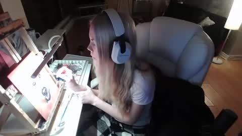 Snapshot of tinykylie chatting on 02.05.25 stage Kylie Sinner brand CLITBAIT online show from 02.05.25