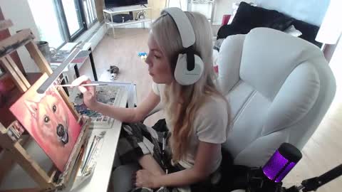 Snapshot of tinykylie chatting on 02.05.25 stage Kylie Sinner brand CLITBAIT online show from 02.05.25