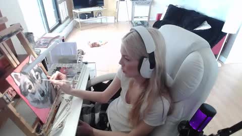 Snapshot of tinykylie chatting on 02.05.25 stage Kylie Sinner brand CLITBAIT online show from 02.05.25