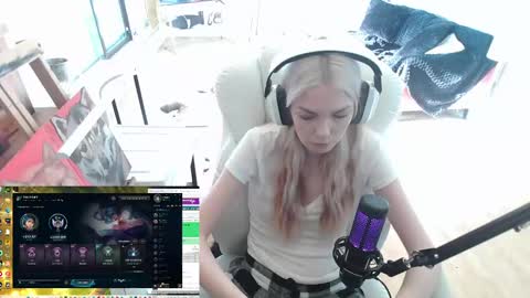 Snapshot of tinykylie chatting on 02.05.25 stage Kylie Sinner brand CLITBAIT online show from 02.05.25