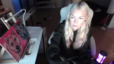 Snapshot of tinykylie chatting on 02.06.25 stage Kylie Sinner brand CLITBAIT online show from 02.06.25