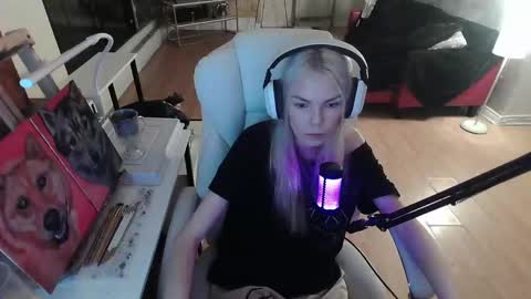 Snapshot of tinykylie chatting on 02.07.25 stage Kylie Sinner brand CLITBAIT online show from 02.07.25