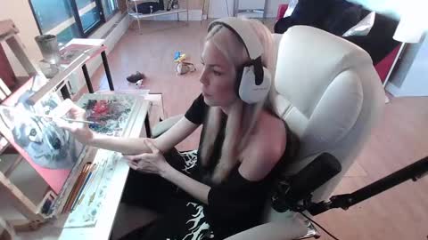 Snapshot of tinykylie chatting on 02.07.25 stage Kylie Sinner brand CLITBAIT online show from 02.07.25