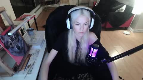 Snapshot of tinykylie chatting on 02.08.25 stage Kylie Sinner brand CLITBAIT online show from 02.08.25