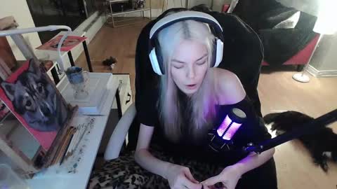 Snapshot of tinykylie chatting on 02.08.25 stage Kylie Sinner brand CLITBAIT online show from 02.08.25