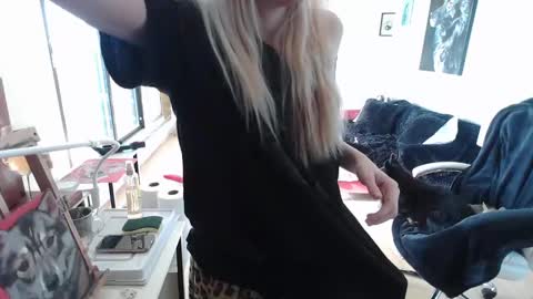 Snapshot of tinykylie chatting on 02.08.25 stage Kylie Sinner brand CLITBAIT online show from 02.08.25