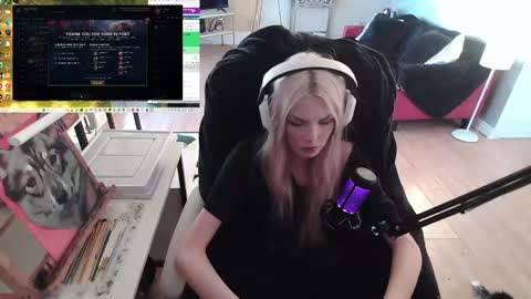 Snapshot of tinykylie chatting on 02.08.25 stage Kylie Sinner brand CLITBAIT online show from 02.08.25