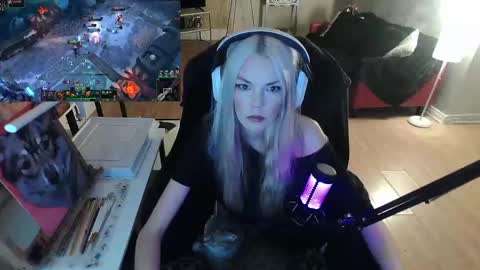 Snapshot of tinykylie chatting on 02.09.25 stage Kylie Sinner brand CLITBAIT online show from 02.09.25