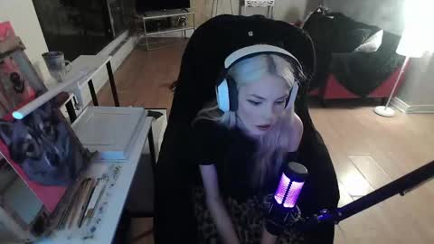Snapshot of tinykylie chatting on 02.09.25 stage Kylie Sinner brand CLITBAIT online show from 02.09.25