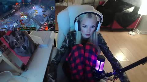 Snapshot of tinykylie chatting on 02.09.25 stage Kylie Sinner brand CLITBAIT online show from 02.09.25