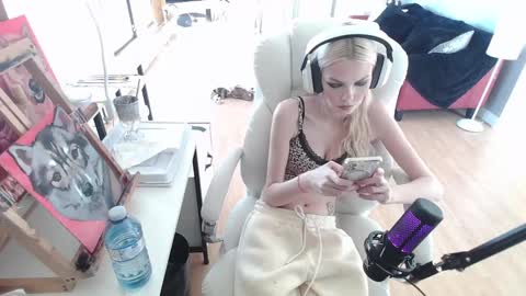 Snapshot of tinykylie chatting on 02.10.25 stage Kylie Sinner brand CLITBAIT online show from 02.10.25