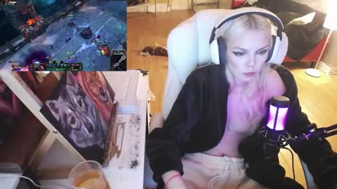 Snapshot of tinykylie chatting on 02.11.25 stage Kylie Sinner brand CLITBAIT online show from 02.11.25