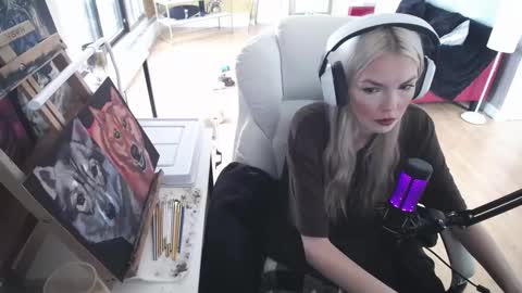 Snapshot of tinykylie chatting on 02.13.25 stage Kylie Sinner brand CLITBAIT online show from 02.13.25