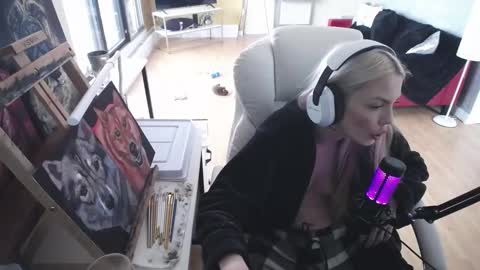 Snapshot of tinykylie chatting on 02.13.25 stage Kylie Sinner brand CLITBAIT online show from 02.13.25