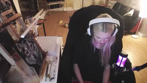 Snapshot of tinykylie chatting on 02.14.25 stage Kylie Sinner brand CLITBAIT online show from 02.14.25