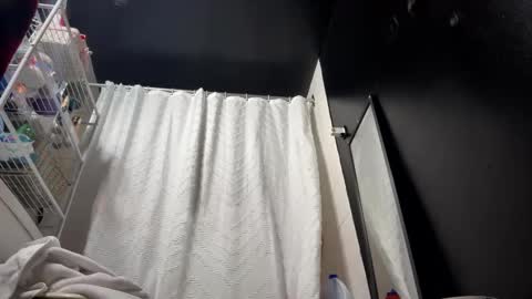 Snapshot of tinykylie chatting on 02.18.25 stage Kylie Sinner brand CLITBAIT online show from 02.18.25