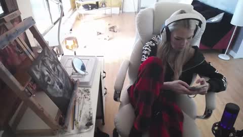 Snapshot of tinykylie chatting on 02.19.25 stage Kylie Sinner brand CLITBAIT online show from 02.19.25