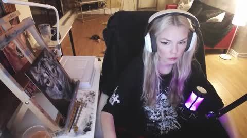 Snapshot of tinykylie chatting on 02.20.25 stage Kylie Sinner brand CLITBAIT online show from 02.20.25