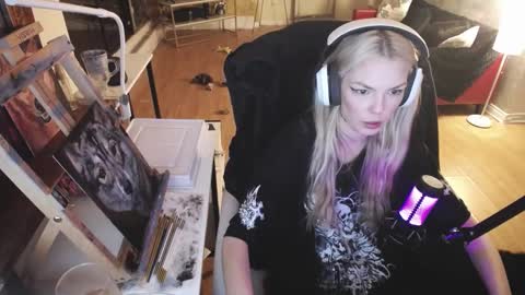 Snapshot of tinykylie chatting on 02.20.25 stage Kylie Sinner brand CLITBAIT online show from 02.20.25
