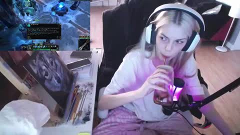 Snapshot of tinykylie chatting on 02.22.25 stage Kylie Sinner brand CLITBAIT online show from 02.22.25