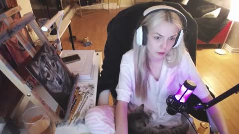 Snapshot of tinykylie chatting on 02.23.25 stage Kylie Sinner brand CLITBAIT online show from 02.23.25