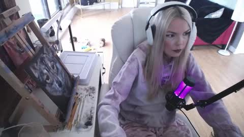 Snapshot of tinykylie chatting on 02.23.25 stage Kylie Sinner brand CLITBAIT online show from 02.23.25