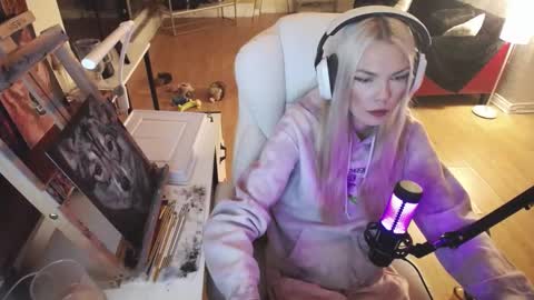 Snapshot of tinykylie chatting on 02.23.25 stage Kylie Sinner brand CLITBAIT online show from 02.23.25