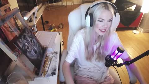 Snapshot of tinykylie chatting on 02.24.25 stage Kylie Sinner brand CLITBAIT online show from 02.24.25