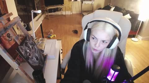 Snapshot of tinykylie chatting on 02.26.25 stage Kylie Sinner brand CLITBAIT online show from 02.26.25