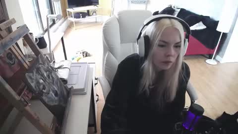Snapshot of tinykylie chatting on 02.26.25 stage Kylie Sinner brand CLITBAIT online show from 02.26.25