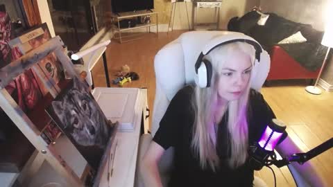 Snapshot of tinykylie chatting on 02.27.25 stage Kylie Sinner brand CLITBAIT online show from 02.27.25