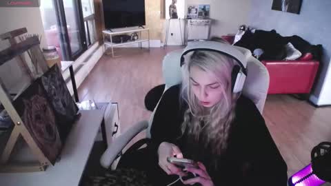 Snapshot of tinykylie chatting on 09.12.25 stage Kylie Sinner brand CLITBAIT online show from 09.12.25