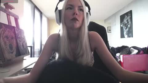 Snapshot of tinykylie chatting on 09.14.25 stage Kylie Sinner brand CLITBAIT online show from 09.14.25