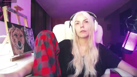 Snapshot of tinykylie chatting on 09.22.25 stage Kylie Sinner brand CLITBAIT online show from 09.22.25