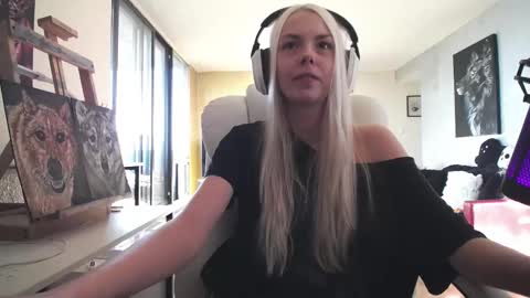 Snapshot of tinykylie chatting on 09.25.25 stage Kylie Sinner brand CLITBAIT online show from 09.25.25