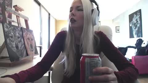 Snapshot of tinykylie chatting on 09.27.25 stage Kylie Sinner brand CLITBAIT online show from 09.27.25