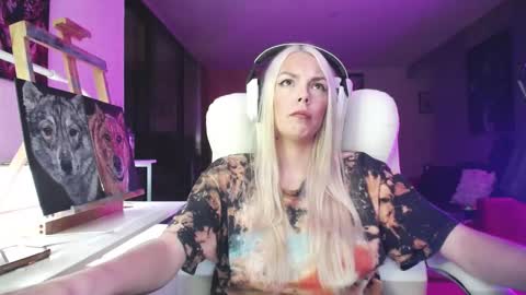 Snapshot of tinykylie chatting on 09.28.25 stage Kylie Sinner brand CLITBAIT online show from 09.28.25