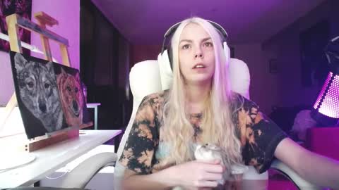Snapshot of tinykylie chatting on 10.01.25 stage Kylie Sinner brand CLITBAIT online show from 10.01.25