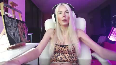 Snapshot of tinykylie chatting on 10.02.25 stage Kylie Sinner brand CLITBAIT online show from 10.02.25