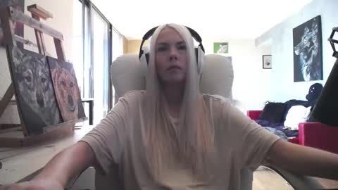 Snapshot of tinykylie chatting on 10.02.25 stage Kylie Sinner brand CLITBAIT online show from 10.02.25