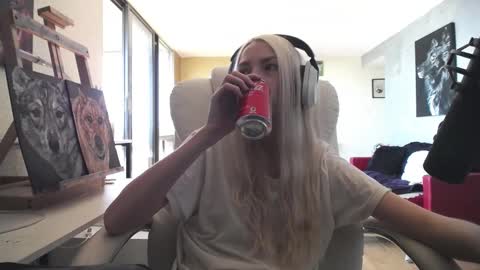 Snapshot of tinykylie chatting on 10.04.25 stage Kylie Sinner brand CLITBAIT online show from 10.04.25