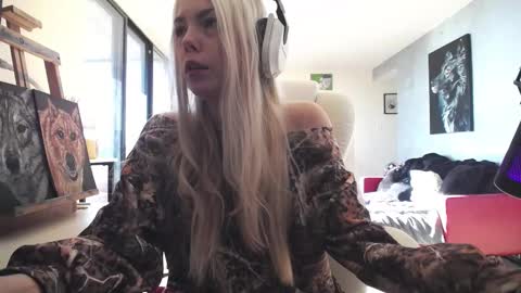 Snapshot of tinykylie chatting on 10.10.25 stage Kylie Sinner brand CLITBAIT online show from 10.10.25