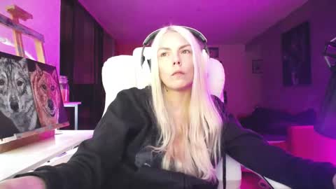 Snapshot of tinykylie chatting on 10.13.25 stage Kylie Sinner brand CLITBAIT online show from 10.13.25